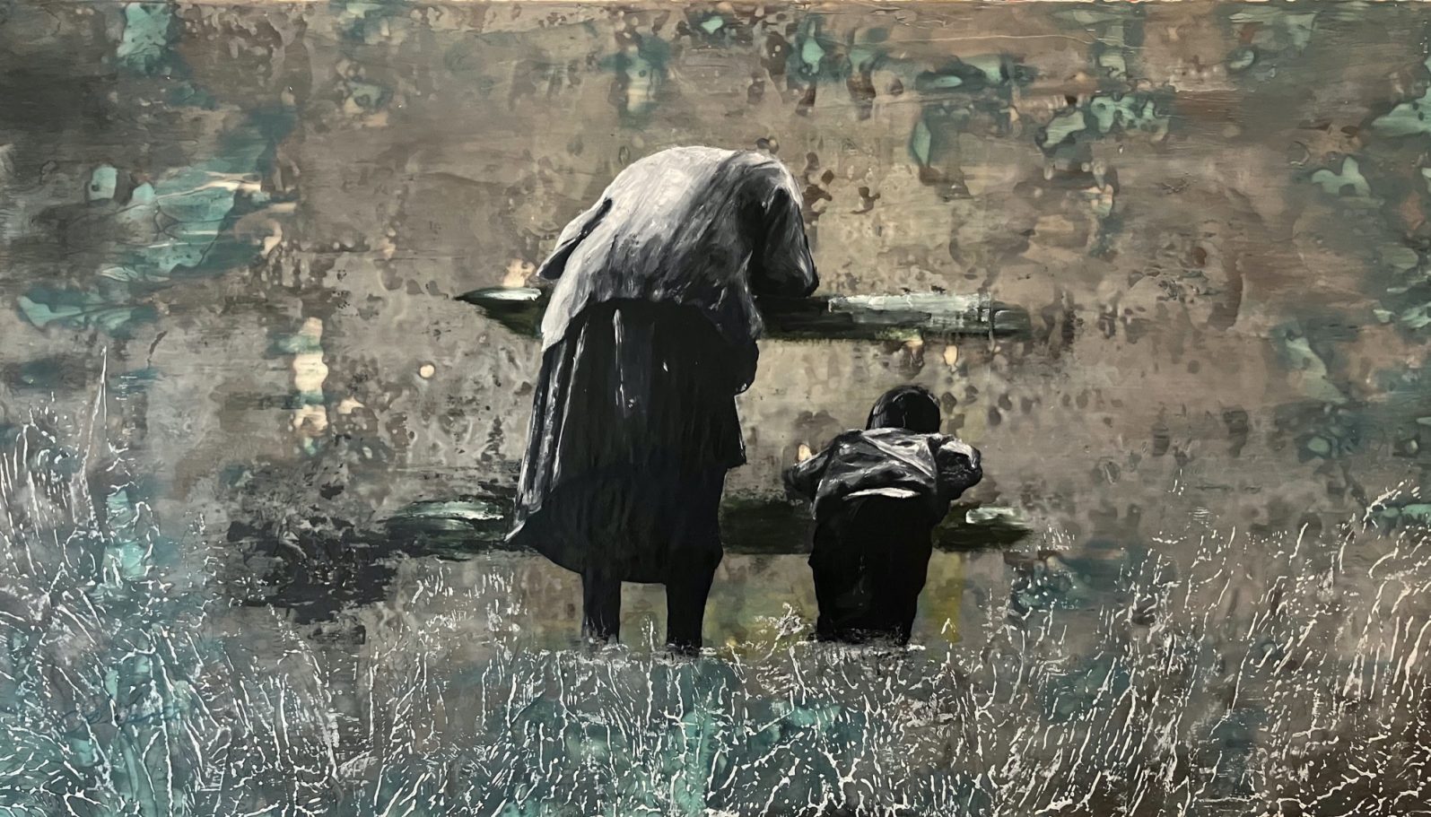 Großmutter neben Enkel auf Steg