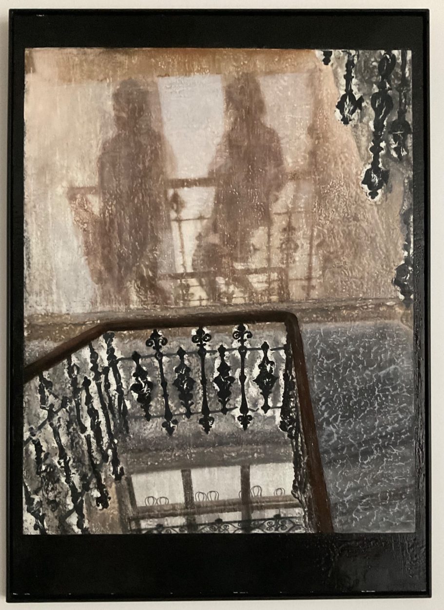 schatten auf wand im treppenhaus museum prag