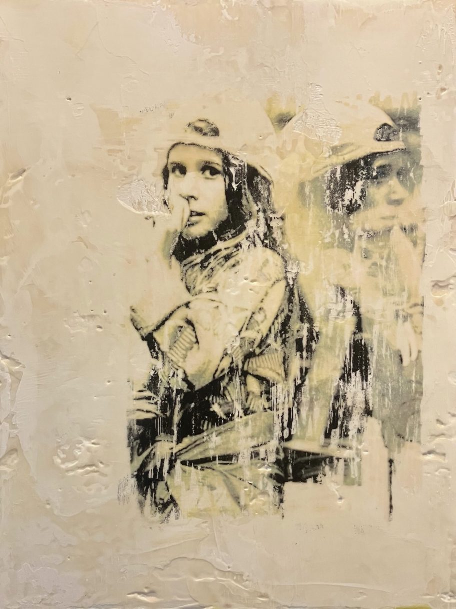 Kind blickt in Kamera, Spontanbild